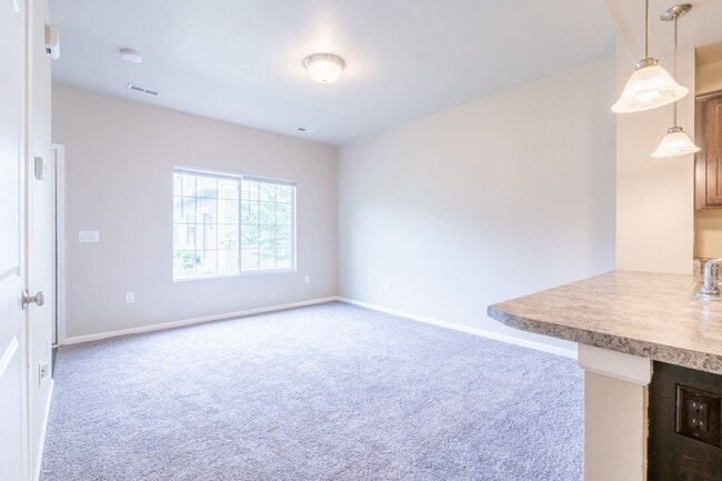 Building Photo - 2 Bedroom, 2.5 Bath Townhome