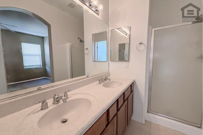 Building Photo - 4Bed/2.5 Bath House at Greenway/75th Ave! Ready for Immediate Move-In! -- Gated Community!