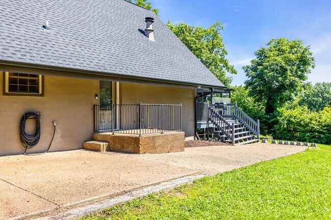Building Photo - Available now! 3 BR/3BA Madson riverfront ...