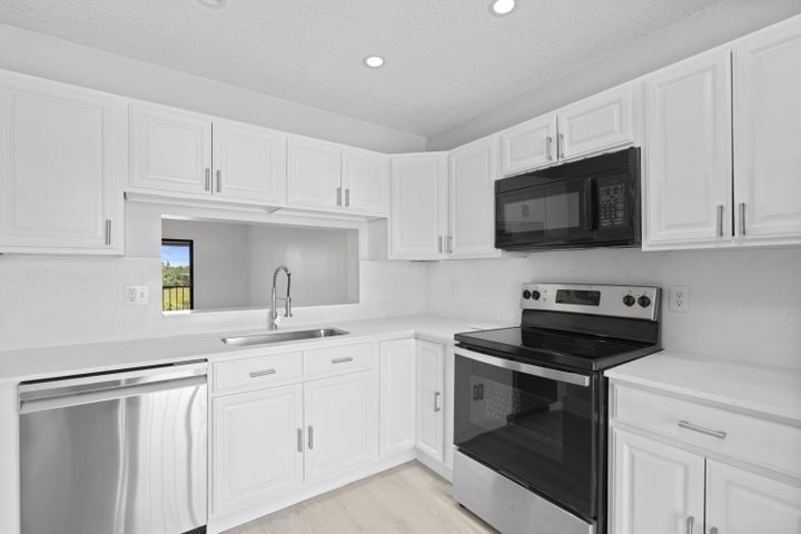 Building Photo - 350 E Club Cir