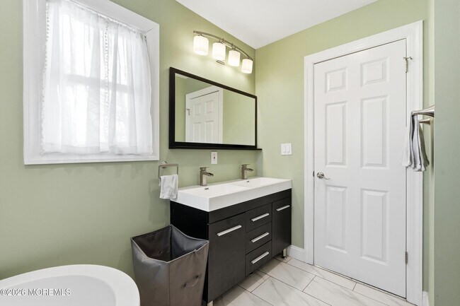 Building Photo - 19 Carole Dr