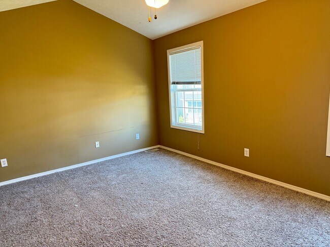 Building Photo - Great 2 BR 4 bathroom townhouse in Bloomington