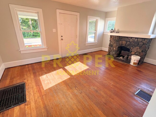 Building Photo - 2 bedrooms 1 bathroom house