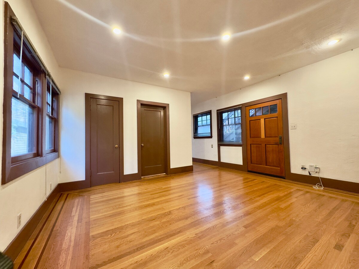 Building Photo - 2733 Russell St