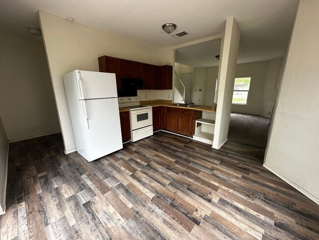 Building Photo - 8437 Forest Ridge Dr