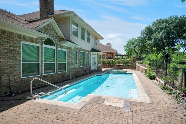 Building Photo - 2029 Primrose Dr