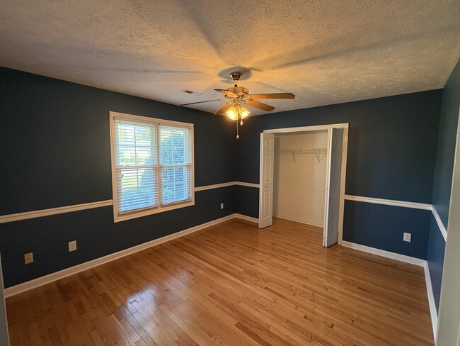 Building Photo - 886 Castlewood Dr