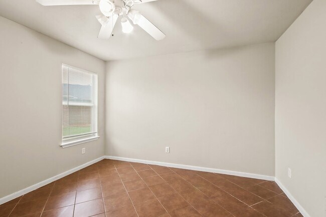 Building Photo - 807 Sycamore Ridge Ln