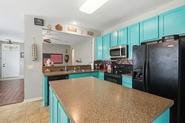 Building Photo - Charming 3BR Home in Richmond Hill with Pond View & Great Location!