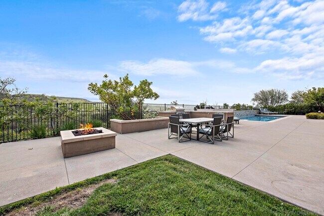 Building Photo - 14748 Valle Del Sur Ct