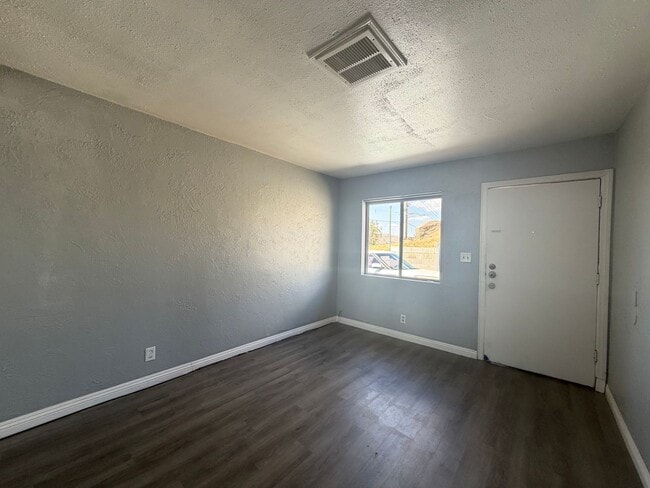 Building Photo - 400 W Fredricks St