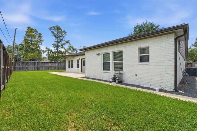 Building Photo - 14002 Myrtlea Dr