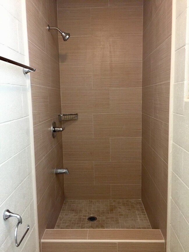 Building Photo - Punchbowl: Renovated Small Studio with Was...