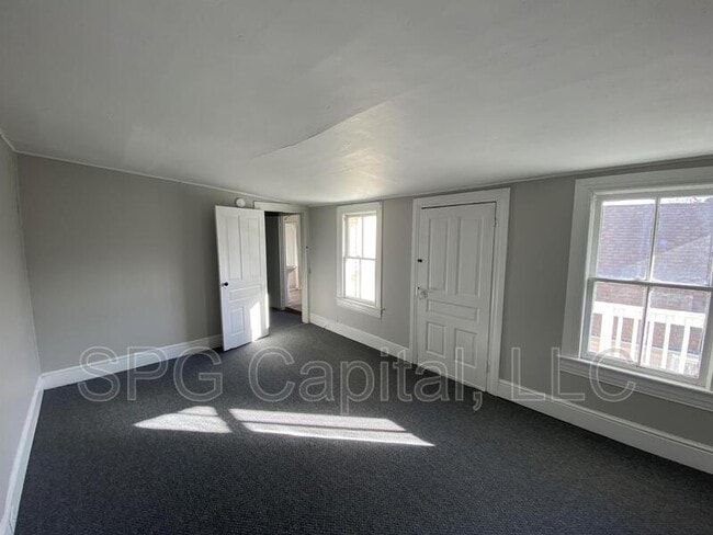 Building Photo - 1340 W College Ave