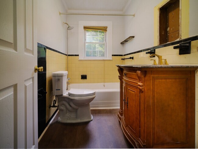 Building Photo - "Charming 3-Bedroom Home with Hardwood Floors & 2 Full Baths in Bessemer City – 1758 Sq Ft of Com...