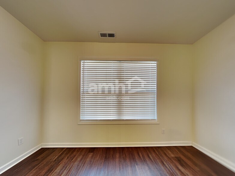 Building Photo - 3807 Bridlington Dr