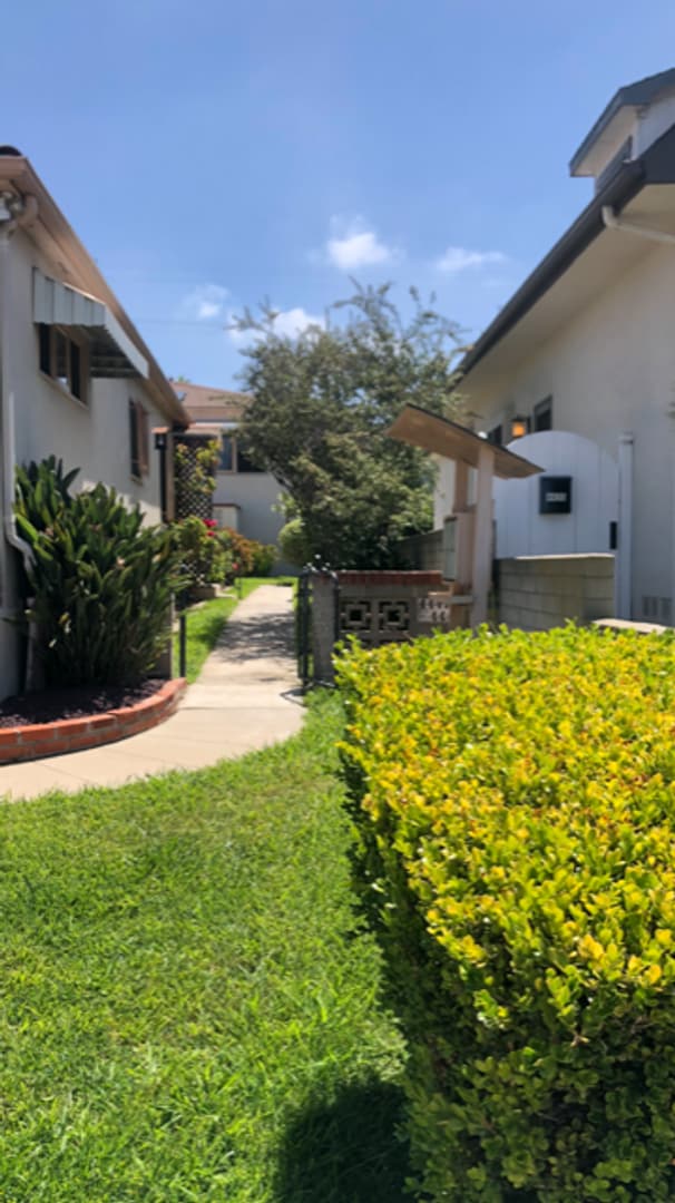 Building Photo - Light & Bright in University Heights