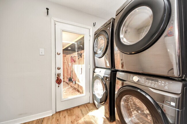 Building Photo - 15715 Creekhaven Dr