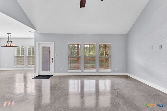 Building Photo - 1355 Estate Dr