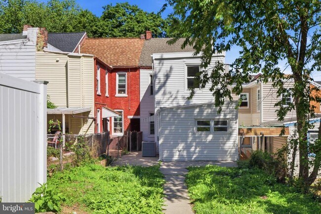Building Photo - 624 Poplar St