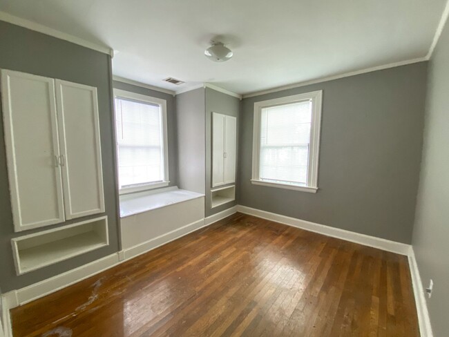 Building Photo - 2 bed, 1 bath with hardwood floors by U of...