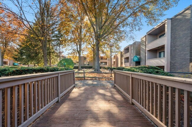 Building Photo - 10 Shrewsbury Green Dr