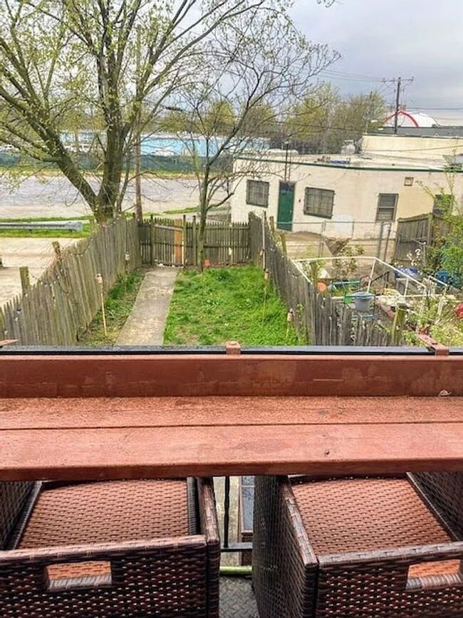 Building Photo - Brentwood Beauty