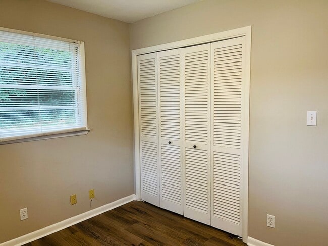 Building Photo - Wow! Beautiful brick 3 bedroom 2 bathroom home near Stone Mountain Village! Must See