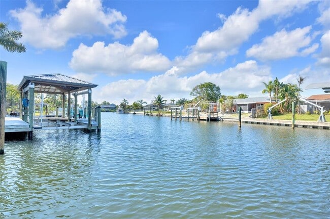 Building Photo - 1015 Spindle Palm Way