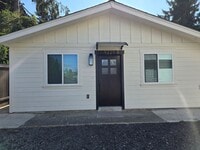 Building Photo - 1bed 1bath Home in Tacoma with lots of parking and W/D