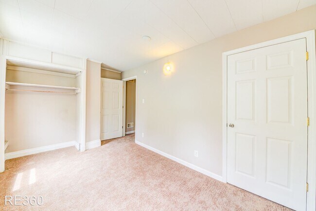 Building Photo - 4 br, 1 bath House - 1008 East Warrington ...