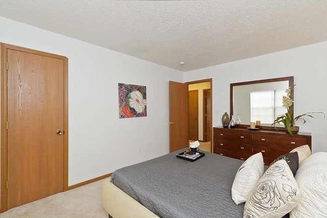 Building Photo - 2039 Essex Dr