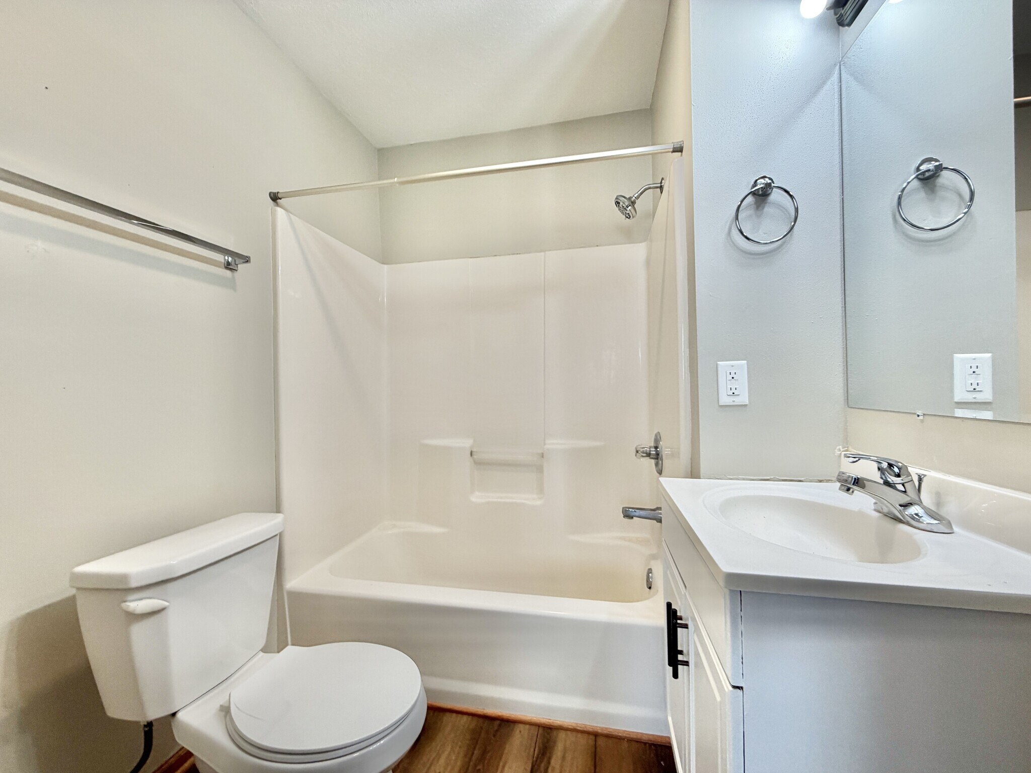 Building Photo - 612 Cherry St