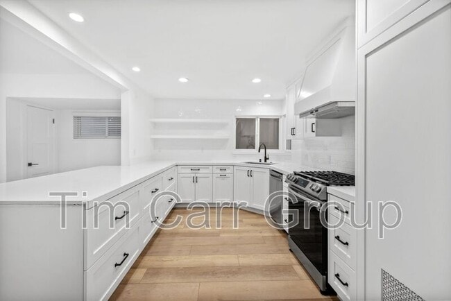 Building Photo - 526 Irvine Ave