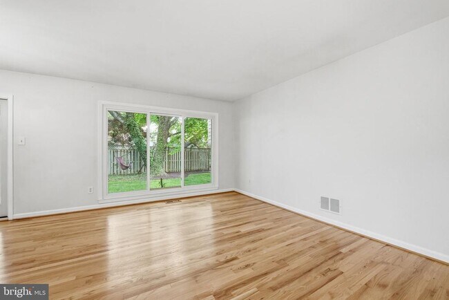Building Photo - 4804 King Richard Dr