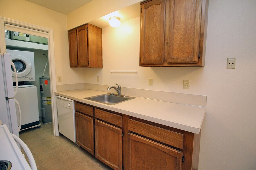 Building Photo - 3805-3805 SE Cesar Estrada Chavez Blvd