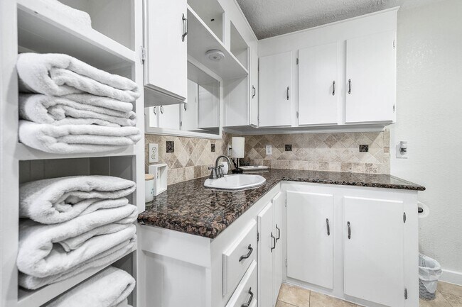 Building Photo - 302 Palm Dr