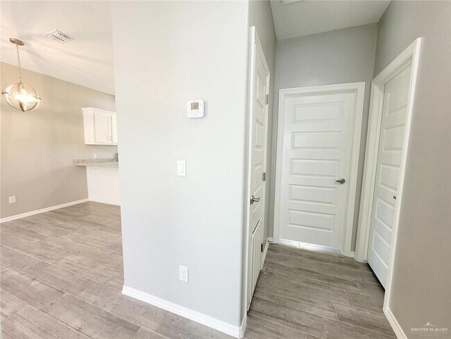 Building Photo - 21 Davenport St