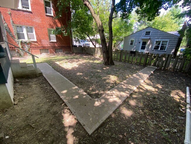 Building Photo - 428 E Lane Ave