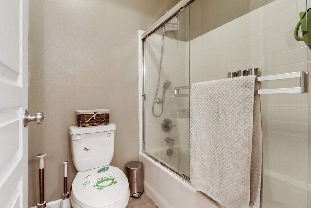 Upstairs Bath - 4300 Newton Ave