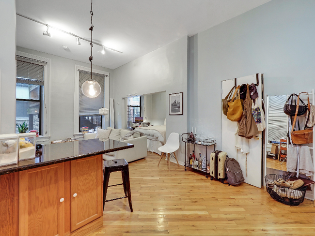 Building Photo - 1561 N Wells St