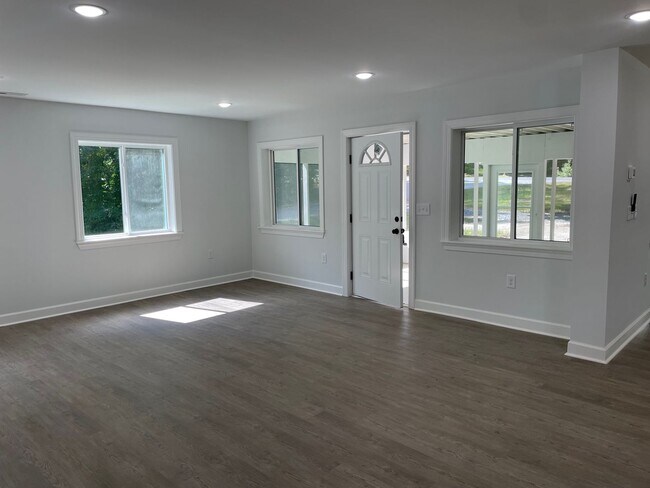 Building Photo - NEWLY REMODLED 3 BED, 2 BATH BRICK HOME LO...