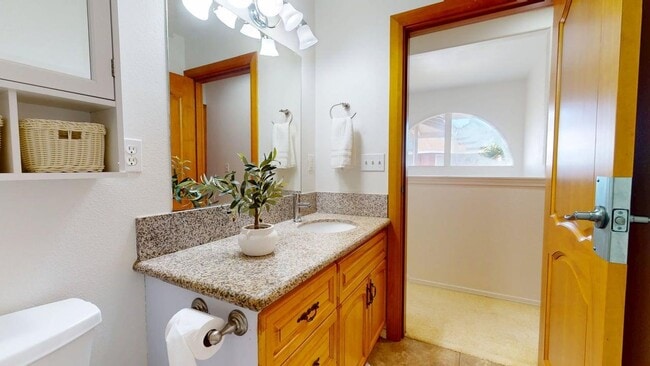 Building Photo - 4 Bedroom 2.5 Bath, 2 Car garage, Solar pa...