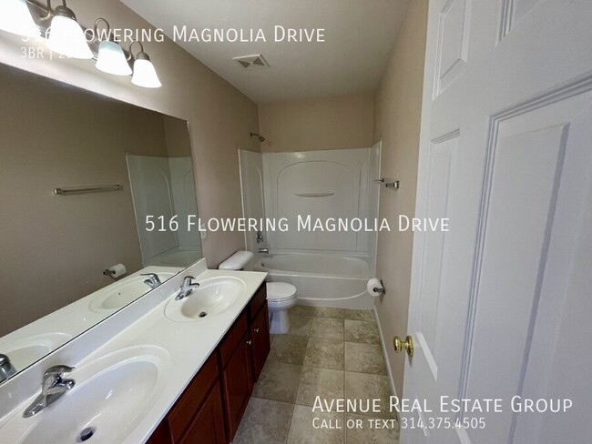 Building Photo - Bright End-Unit Townhome in Magnolia Village!