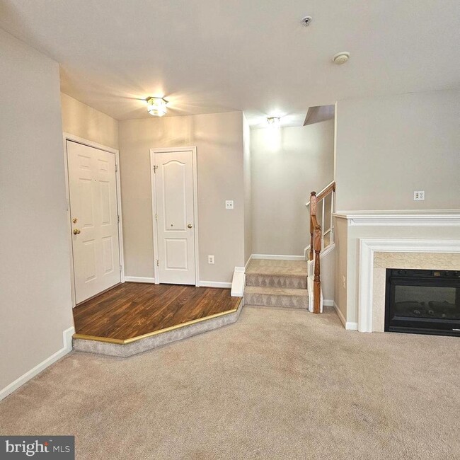 Building Photo - 5098 English Terrace