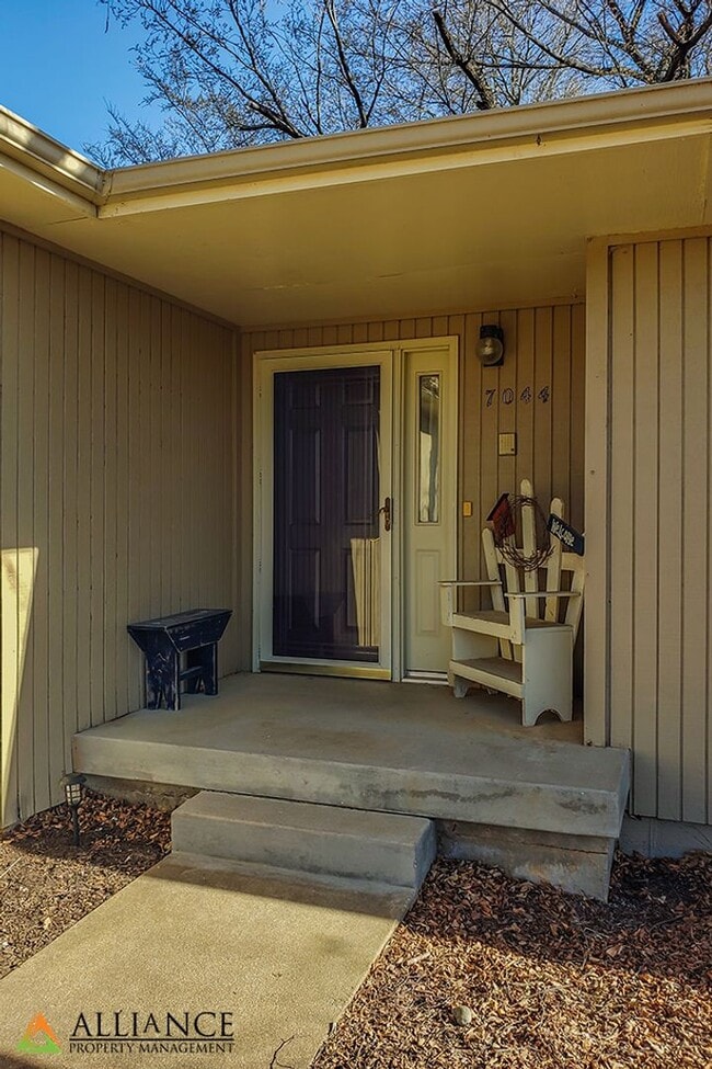 Building Photo - Amazing, Spacious Home! Pet Friendly!