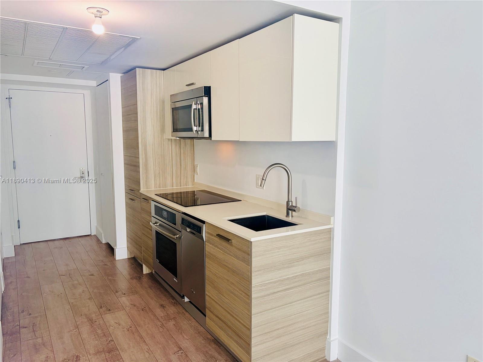 Building Photo - 1300 Brickell Bay Dr