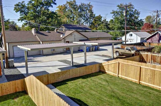 Building Photo - Newer Town home close to everything!