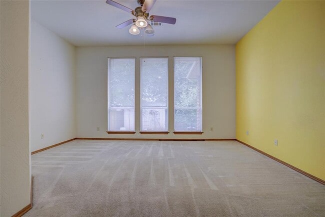 Building Photo - 913 Elm Creek Dr