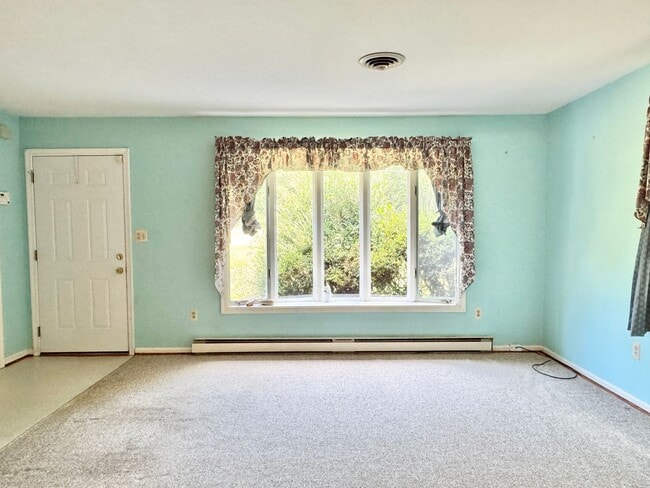Building Photo - LARGE HOUSE CLOSE TO DAHLGREN!